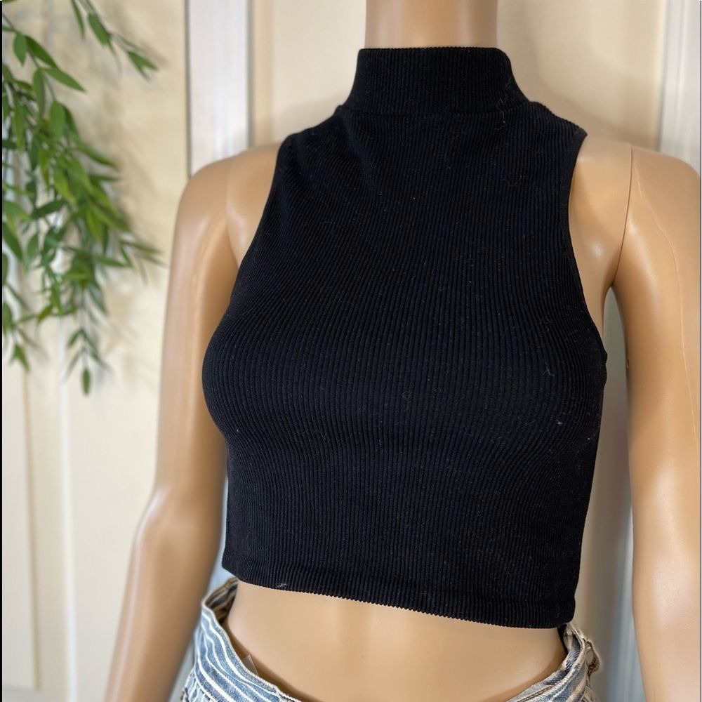 Love tree cropped turtle neck sleeveless shirt large